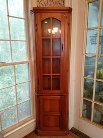 Pine Corner Cabinet            http://www.ctonlineauctions.com/detail.asp?id=712514