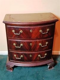 Thomasville Three Drawer Side Chest   http://www.ctonlineauctions.com/detail.asp?id=712941