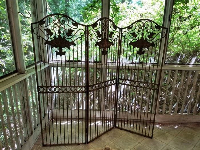 
Tri-Fold Metal Screen              http://www.ctonlineauctions.com/detail.asp?id=712930