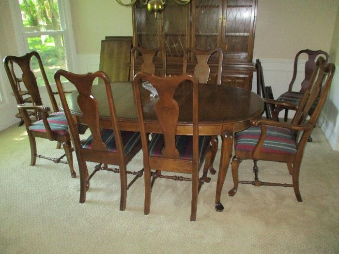 ETHAN ALLEN DINING TABLE W/2 LEAFS & 7 CHAIRS