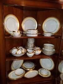 Assembled set of gilt-edge dishes