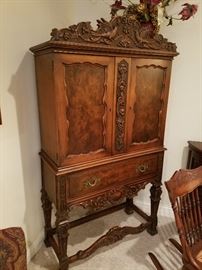 Baronial cabinet with drawer