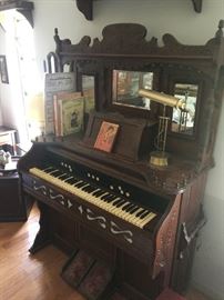 antique original Reed Organ in excellent condition