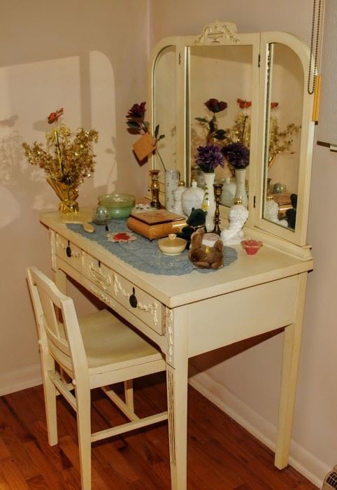 NICE 1920's DRESSING TABLE