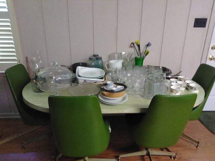 Vintage dinette table/chairs