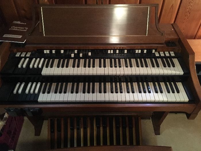 Hammond A100 Organ with built in Speakers