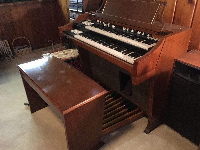Hammond A100 Organ with built in Speakers