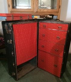 Vintage wardrobe trunksold