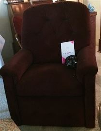Lazy Boy Luxury Lift Recliner perfect for anyone having knee or shoulder surgery Make offer