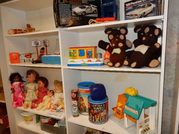 TOYS AND GAMES AND SHELVING UNITS 
