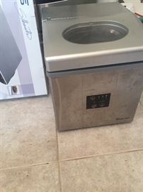 Portable ice maker
