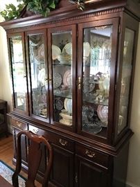Vintage china cabinet ( matches sideboard)