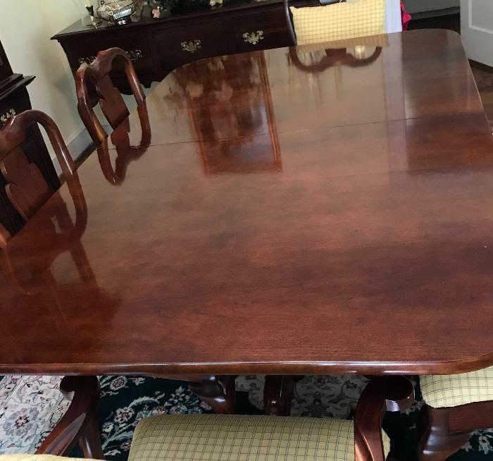 Henredon pedestal dining table w/6 chairs and 2 leaves