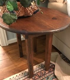 Oval pine end table