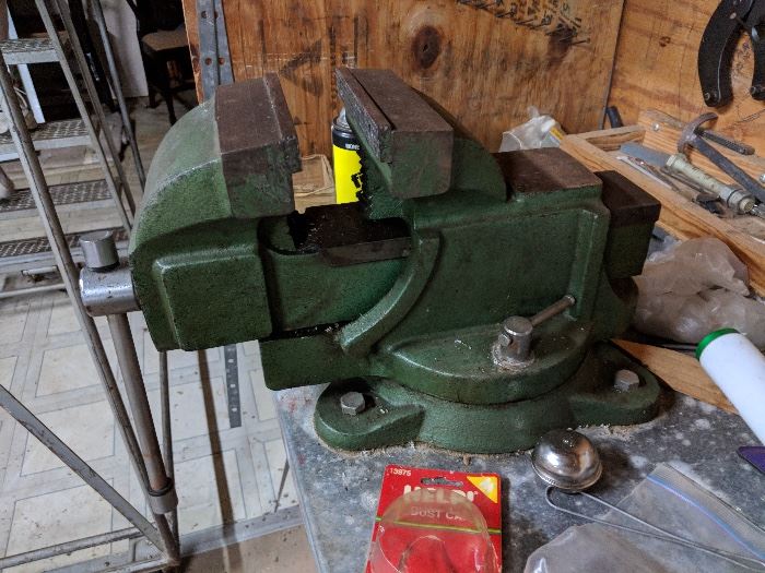 Very large vise 