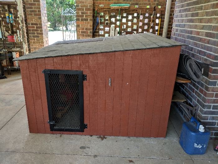 Very large dog house with 2 entrances 