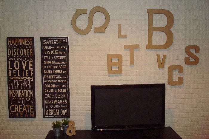 Letters/wall hangings.