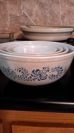 Vintage set of 4 Pyrex bowls, like-new condition.