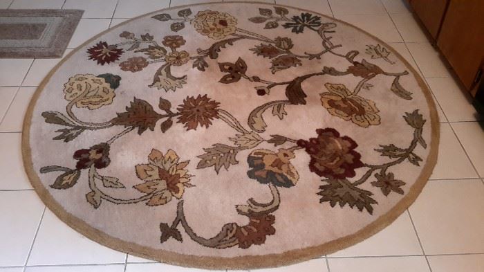 6ft. round floral rug.