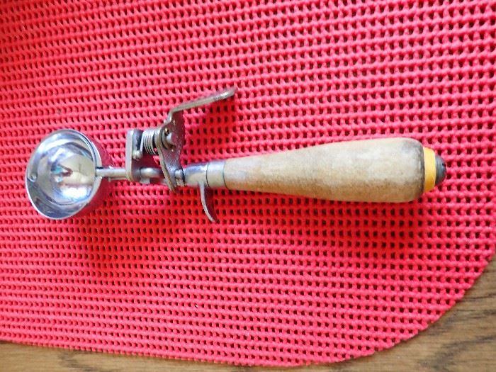 VINTAGE ICE CREAM SCOOP