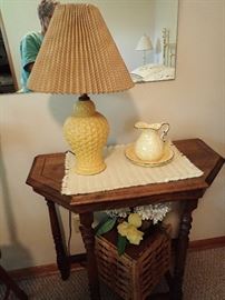 ANTIQUE TABLE / YELLOW LAMP / BASKET
