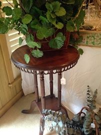 Scalloped edge plant stand
