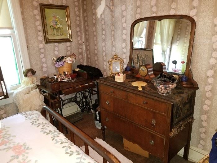 Singer 5 drawer Cast Iron Treadle Sewing Machine,  nice antique dresser with attached mirror
