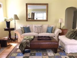 Living Room Furnishings Pottery Barn Leater Ottoman, Creme SOFAS. Domain and all Other items