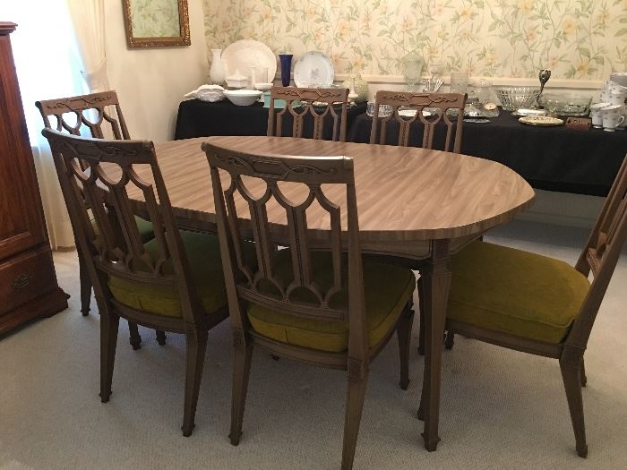 Very nice resin dining set. Very sturdy & in very good condition 