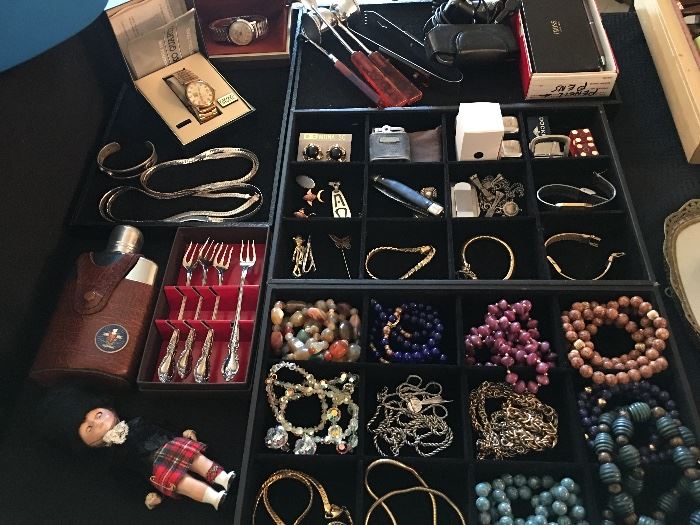 Small collection of costume jewelry