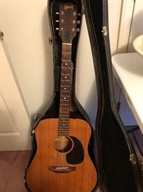 GIBSON ACOUSTIC GUITAR