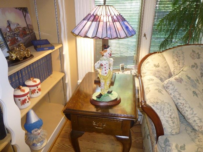 TIFFANY STYLE LAMP AND STICKLEY COFFEE TABLE SET (LAMP SOLD)