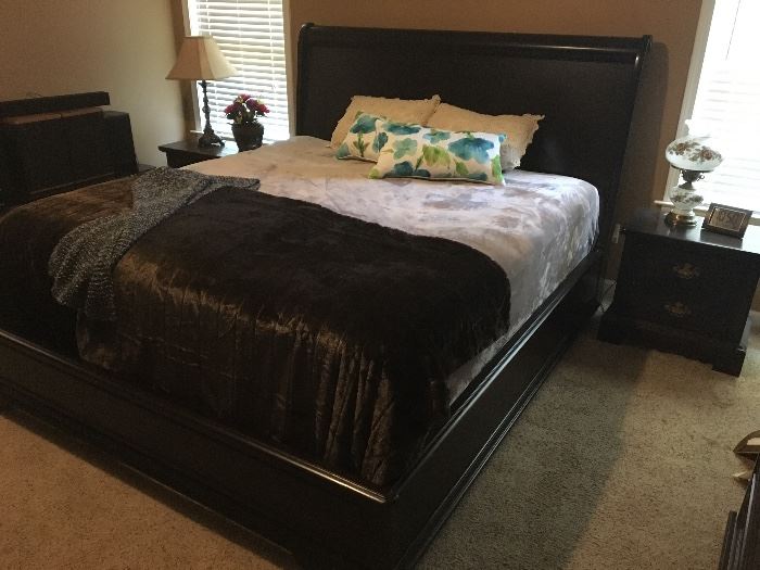 King size sleigh-bed