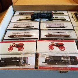 Southern Pacific "piggyback" model railroad train cars; engines