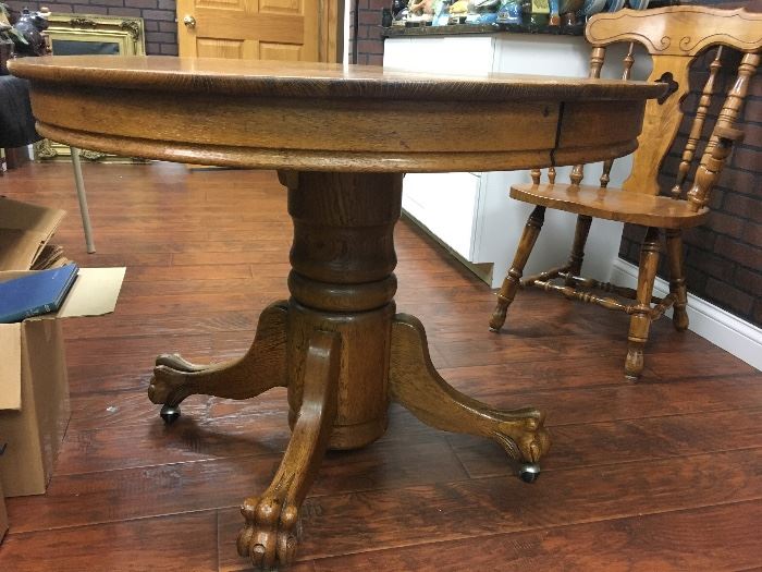 Antique claw foot table with 2 leaves