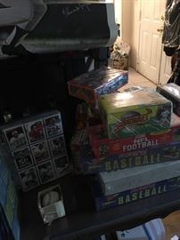 Sport memorabilia Thurman muster poster baseball cards signed baseball vintage hockey puck