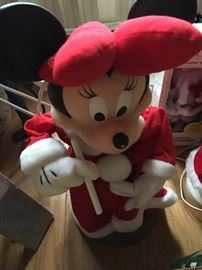 Minnie Mouse moving dolls