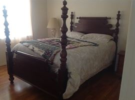 Queenside 4poster bed