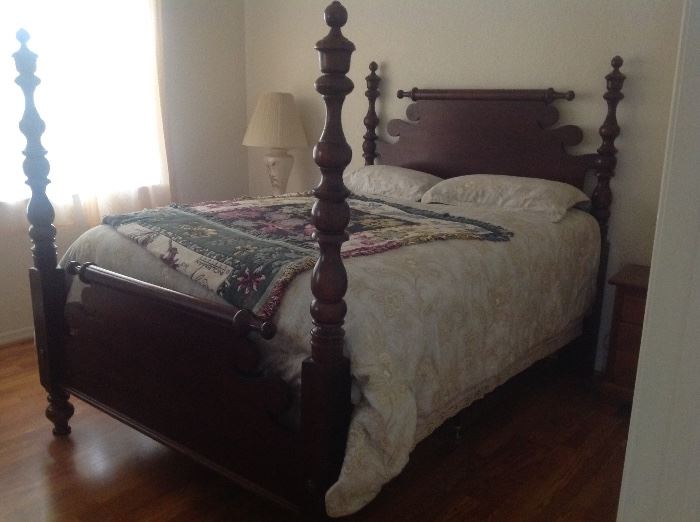 Queenside 4poster bed