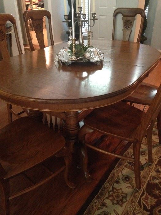 Very versatile oval-shaped table- big or small