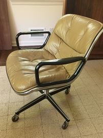 57. Mid-Century Charles Pollock for Knoll Tufted Leather Executive Desk Swivel Chair on Casters (27" x 23" x 32")