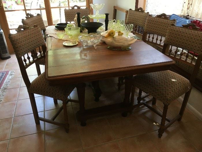 OAK DINING TABLE W/ 6 CHAIRS