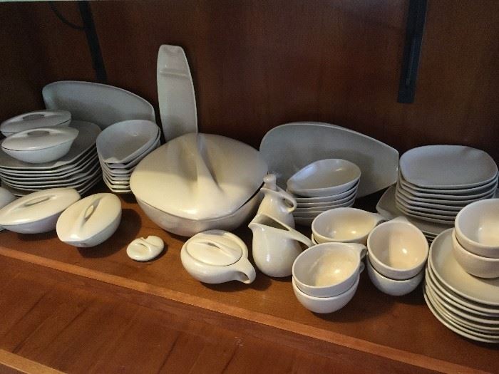 ROSEVILLE'S  "RAYMOR" C 1952-'54  FOR 8 PLUS SERVING PIECES
