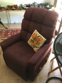 NEAR NEW ELECTRIC RECLINER/LIFT CHAIR