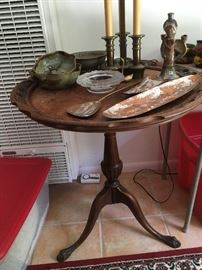 PIE CRUST LAMP TABLE