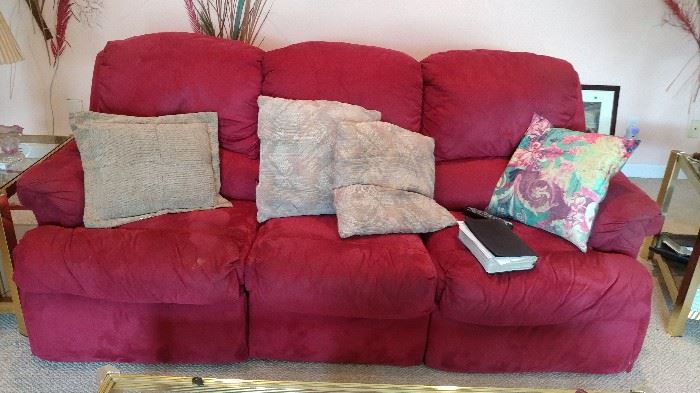 Yes, there is a love seat to match