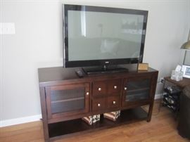 ENTERTAINMENT CENTER, FLATSCREEN TV