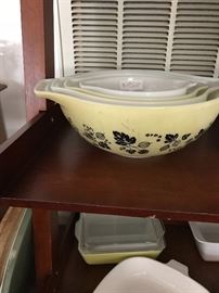 Set of 4 vintage Pyrex bowls 