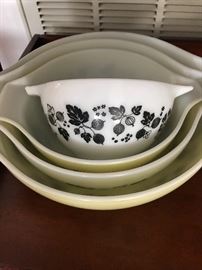 Set of Pyrex bowls 