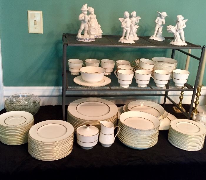 Mikasa  china in the Hunter pattern place setting for 12